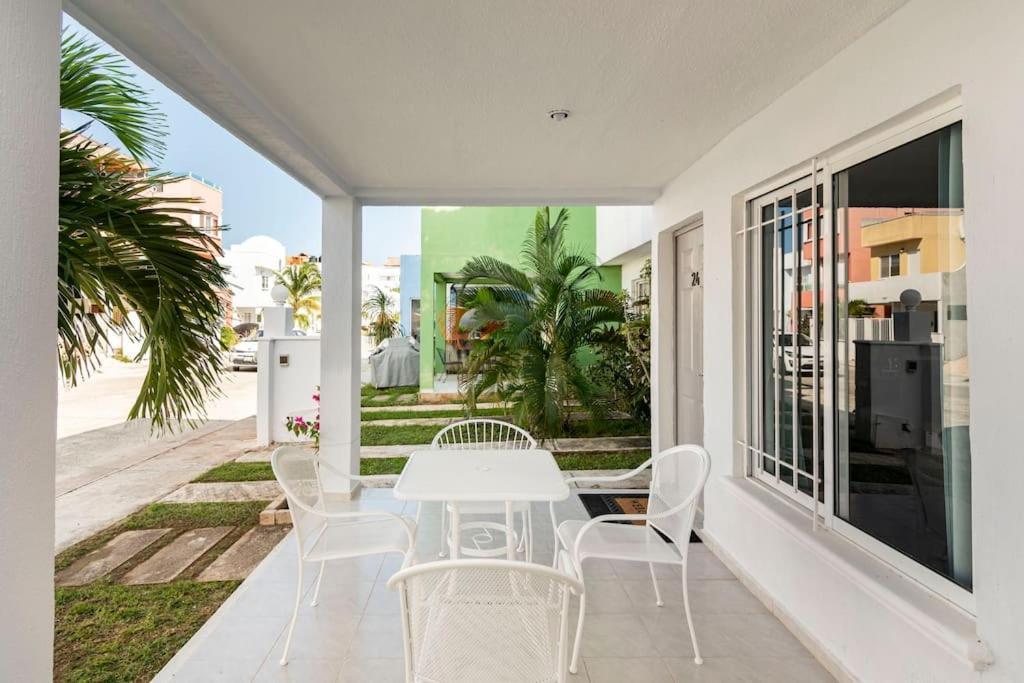 Micro Studio Perfect For Backpackers, Couples, 3 Min Drive To Playa El Nino Cancun Dış mekan fotoğraf